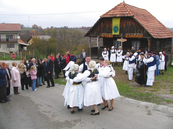 Zavičajna hi�a KUD-a Paurija iz Dubravaca